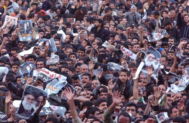 اجتماع عظيم ده‌هاهزار تن از زائران و مجاوران حرم مطهر حضرت امام رضا (ع)