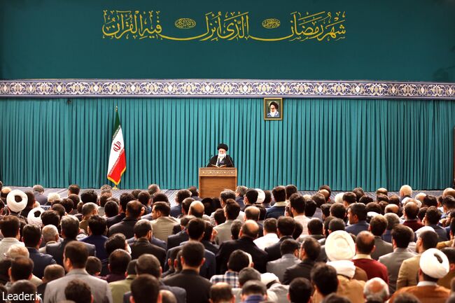 محفل نوراني لتلاوة القرآن الكريم بحضور قائد الثورة الإسلامية في أول أيام شهر رمضان المبارك