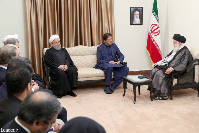 The Leader among officials on the occasion of National Week of the Government