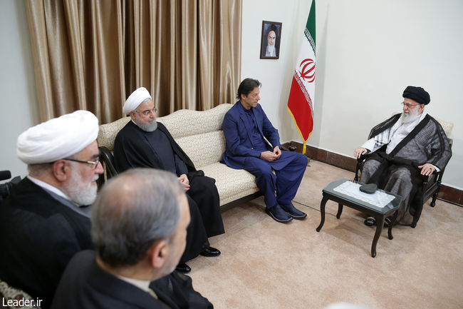 The Leader among officials on the occasion of National Week of the Government