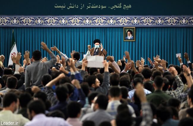قائد الثورة الاسلامية المعظم يستقبل حشداً من الطلبة وممثلي المنظمات الطلابية