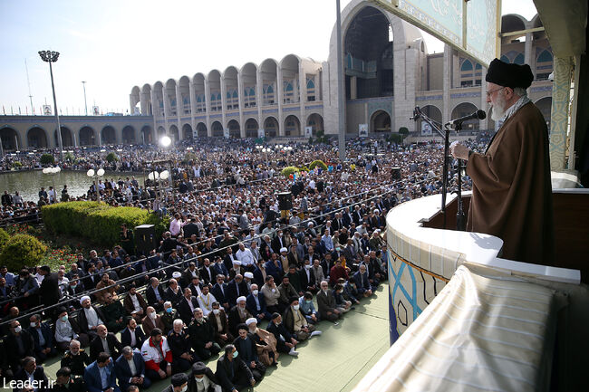 نماز عید الفطر کے خطبوں میں رہبر انقلاب کی تاکید