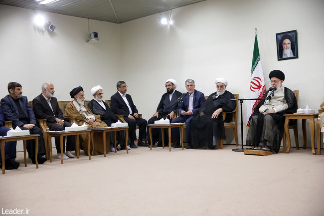 Discours du Leader lors de la rencontre avec les responsables du congrès de commémoration du feu Ayatollah Ta’alohi