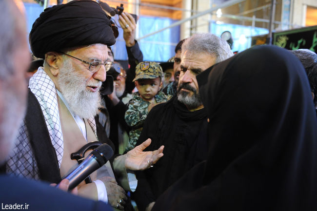 قائد الثورة الإسلامية المعظم يزور الجثمان الطاهر للشهيد محسن حُججي
