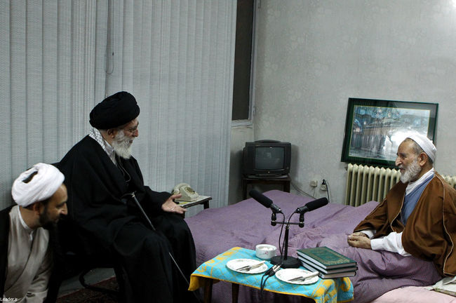 عيادت از آيت‌الله محمد یزدی (عکس / khamenei.ir)