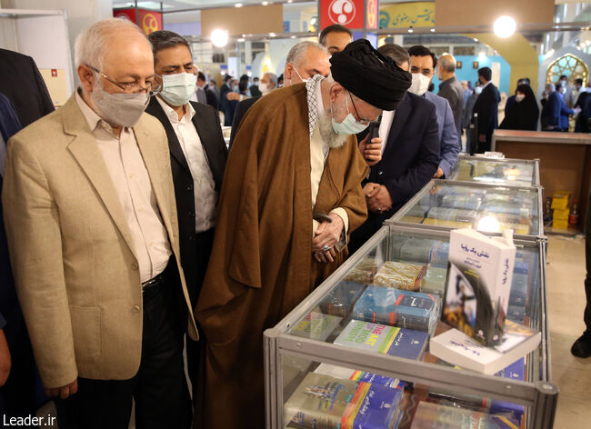 İslam İnkılabı Rehberi'nin Tahran Kitap Fuarı'nı ziyaret etmesi