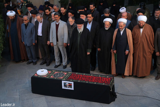اقامه نماز بر پیکر آیت‌الله امامی کاشانی