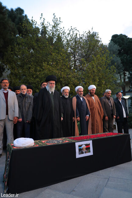 اقامه نماز بر پیکر آیت‌الله امامی کاشانی