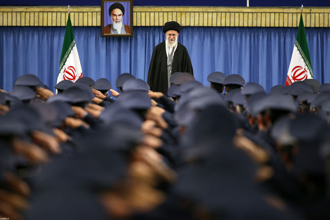 رہبر انقلاب اسلامی سے فضائیہ کے کمانڈروں اور اہلکاروں کی ملاقات