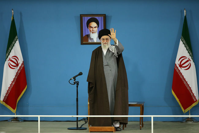قائد الثورة الإسلامية المعظم يستقبل جمعاً غفيراً من أهالي مدينة نجف آباد.