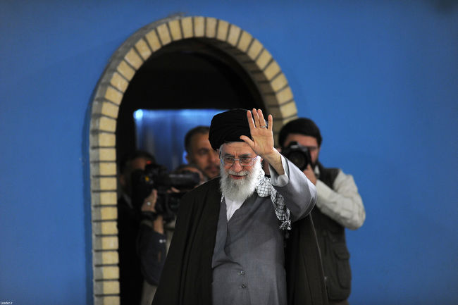 قائد الثورة الإسلامية المعظم يستقبل جمعاً غفيراً من أهالي مدينة نجف آباد.