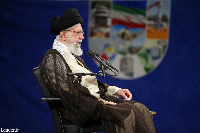قائد الثورة الاسلامية المعظم يستقبل علماء وخبراء ومسؤولي الصناعة النووية