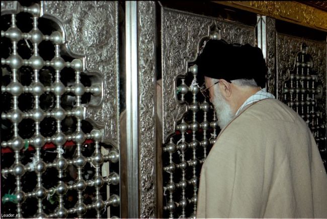حضور بر سر مرقد امام‌زاده‌ سيد محمد و قرائت فاتحه 