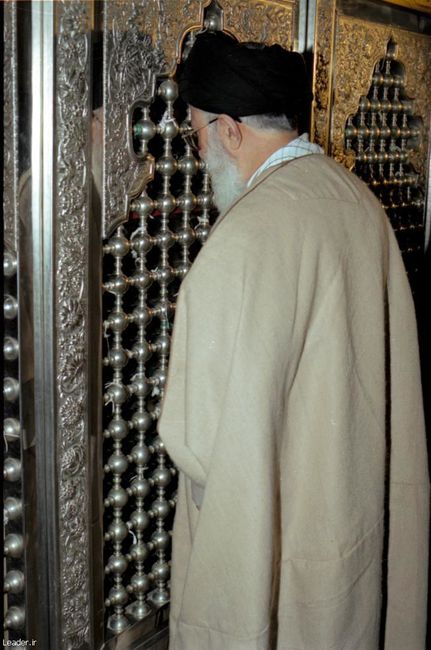 حضور بر سر مرقد امام‌زاده‌ سيد محمد و قرائت فاتحه 