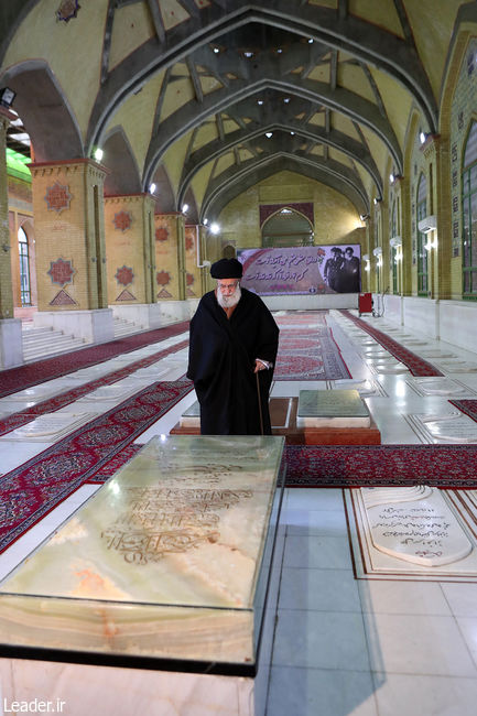 قائد الثورة الإسلامية يزور مرقد الإمام الخميني (رض) وقبور الشهداء