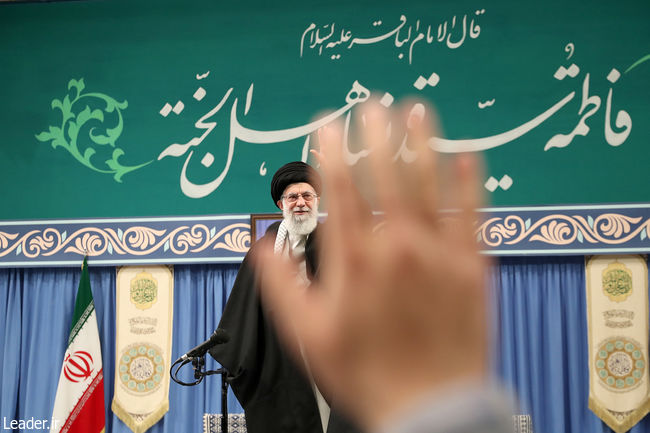 Ayatollah Khamenei meets with thousands of eulogists