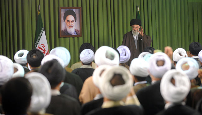 قائد الثورة الإسلامية المعظم يستقبل أعضاء مجمع ممثلي طلبة وأفاضل الحوزة العلمية في مدينة قم المقدسة.