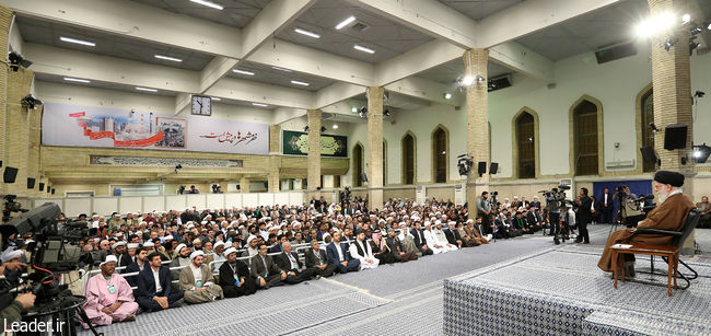 قائد الثورة الإسلامية المعظم يستقبل المشاركين في المؤتمر الدولي لمحبي أهل البيت (ع)