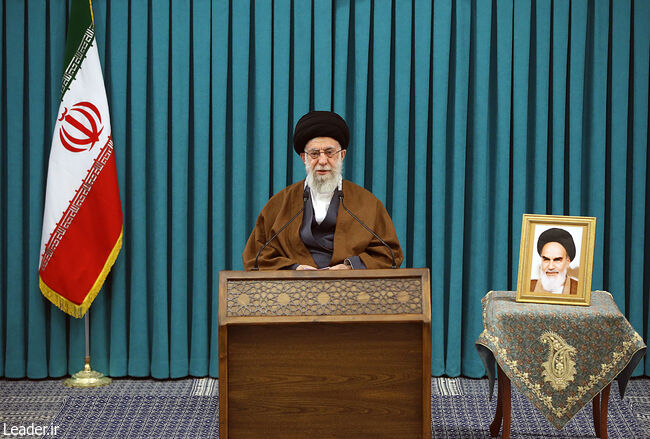 قائد الثورة الإسلامية المعظم في خطابه التلفزيوني المباشر في أول يوم من العام الهجري الشمسي الجديد (1401)