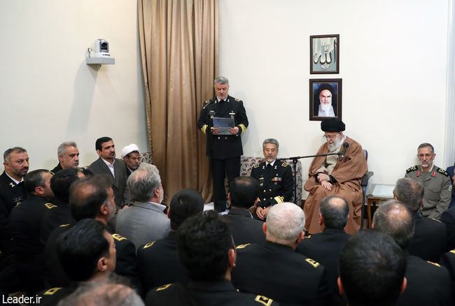 บรรดาผู้บัญชาการและเจ้าหน้าที่กองทัพเรืออิหร่านเข้าพบท่านผู้นำสูงสุดการปฏิวัติอิสลาม
