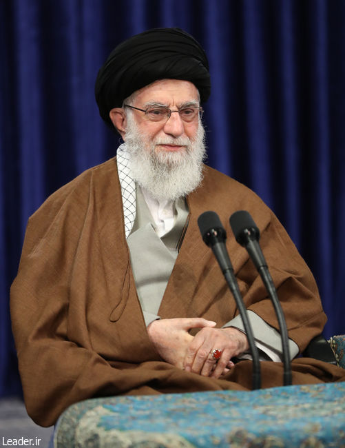 قائد الثورة الإسلامية المعظم خلال اتصال فيديو كونفرانس مع سبع مجمعات انتاجية