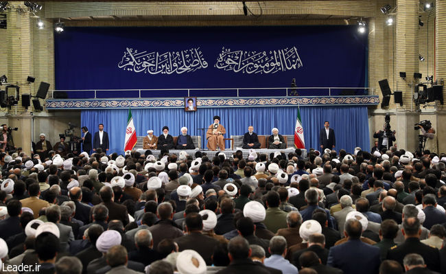 Ayatollah Khamenei receives participants at the Intl. Islamic Unity Conference.