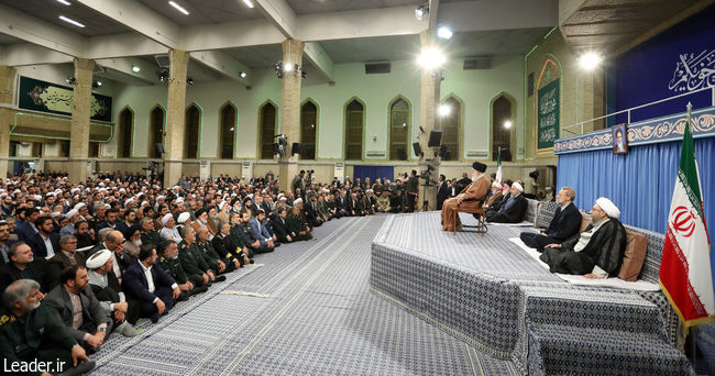 Ayatollah Khamenei receives participants at the Intl. Islamic Unity Conference.