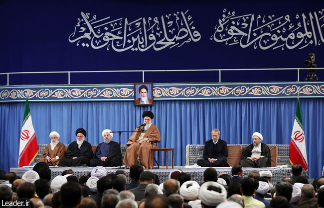 Ayatollah Khamenei receives participants at the Intl. Islamic Unity Conference.