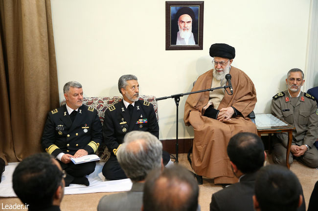 บรรดาผู้บัญชาการและเจ้าหน้าที่กองทัพเรืออิหร่านเข้าพบท่านผู้นำสูงสุดการปฏิวัติอิสลาม
