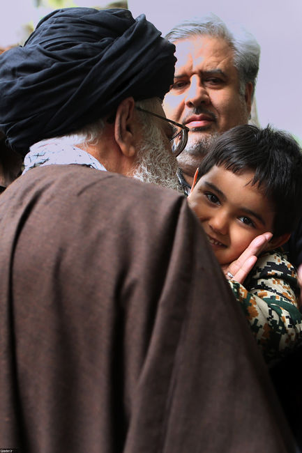 فرزند جانباز مدافع حرم در آغوش حضرت آیت الله خامنه‌ای رهبر معظم انقلاب اسلامی