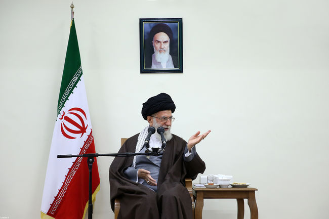 قائد الثورة الإسلامية المعظم خلال لقائه أعضاء اللجنة العليا لمركز النموذج الاسلامي-الايراني للتقدم.