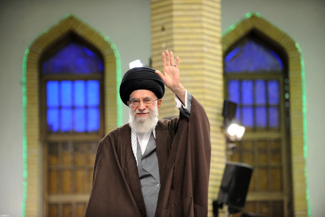 Ayatollah Khamenei receives thousands of Iranian laborers.