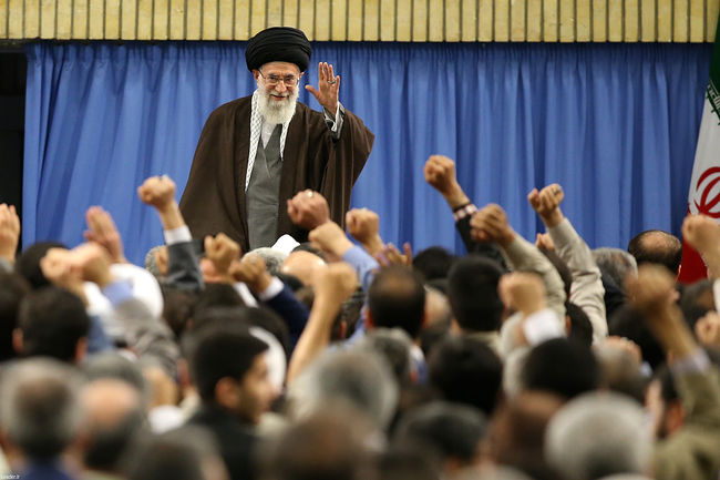 قائد الثورة الإسلامية المعظم يستقبل مسؤولي النظام وسفراء البلدان الاسلامية وأبناء الشعب
