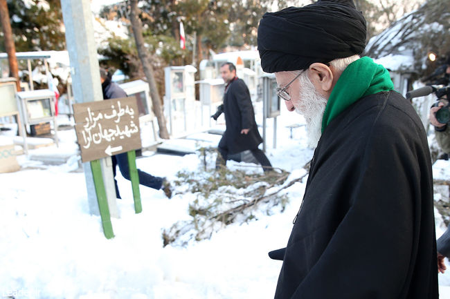 İslam İnkılabı Rehberi, İmam Humeyni ve İslam İnkılabı Şehitlerinin Türbelerini Ziyaret Etti