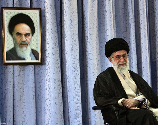 بازديد از نمايشگاه جلوه هاي خودباوري و اقتدار دفاعي وزارت دفاع