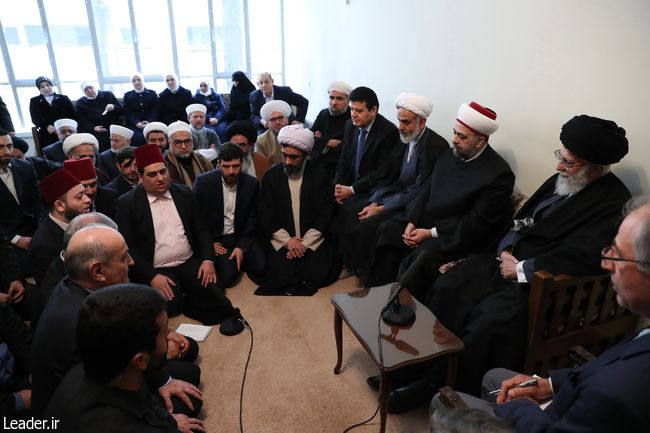 قائد الثورة الإسلامية يستقبل وزير الأوقاف وجمعاً من علماء سوريا