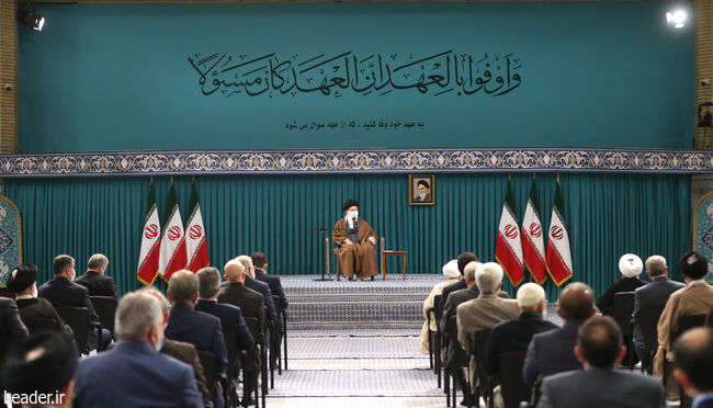 The Leader in a meeting with officials and agents of the Government