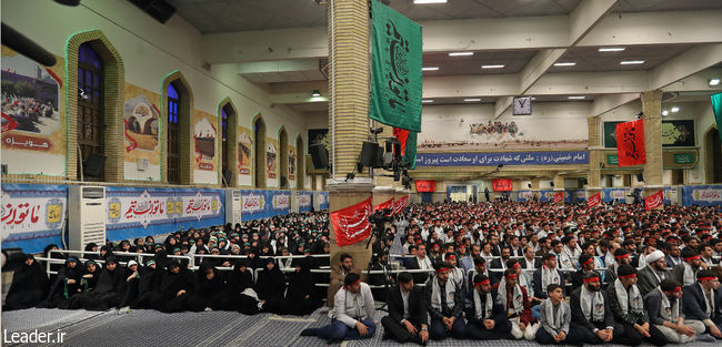 Ayatollah Khamenei receives students on convoys of Rahian-e Noor off for former war zones.