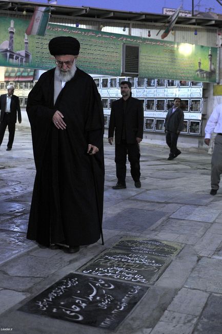 حضور مقام معظم رهبري در قبرستان شيخان قم