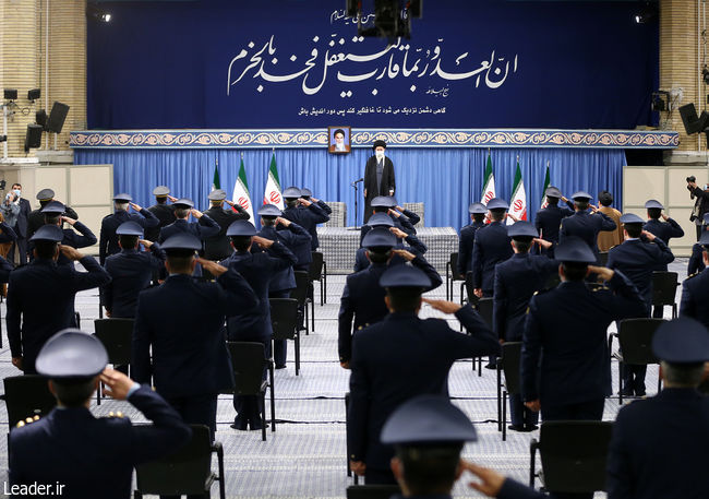 قائد الثورة الاسلامية المعظم يستقبل جمعاً من قادة القوة الجوية والدفاع الجوي في الجيش