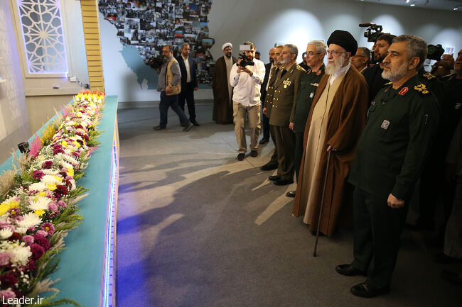 Visite de l'exposition permanente des réalisations de la Force aérospatiale des Gardiens de la Révolution islamique