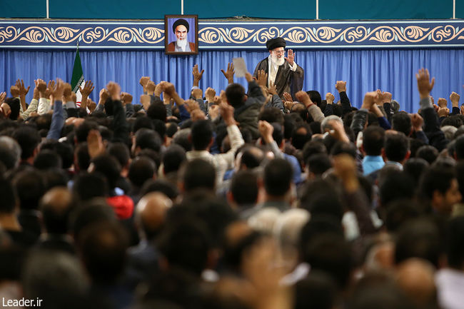 قائد الثورة الإسلامية المعظم يستقبل حشداً من العمال
