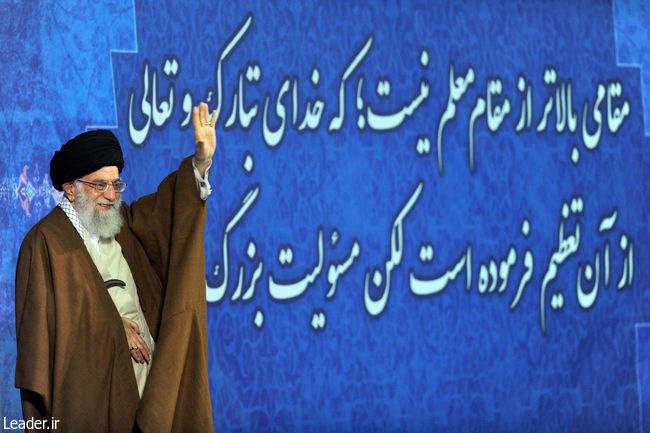 Ayatollah Khamenei meets with thousands of university students and teachers