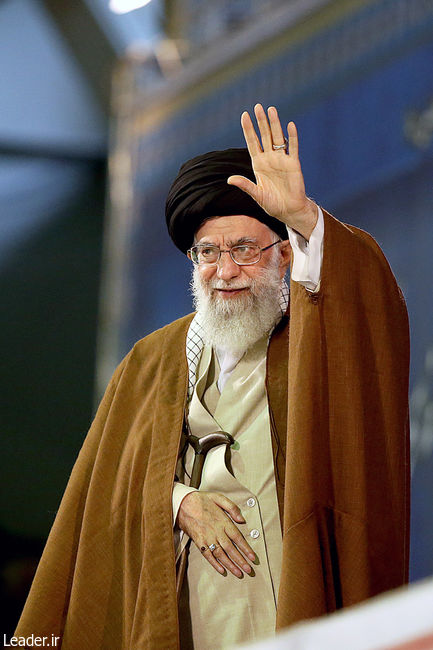 Ayatollah Khamenei meets with thousands of university students and teachers