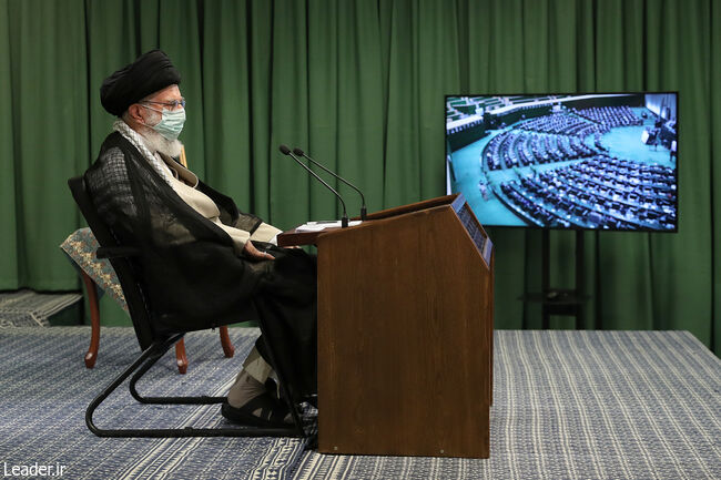 قائد الثورة الاسلامية المعظم يجري إتصالاً مرئياً مع نواب مجلس الشورى الاسلامي