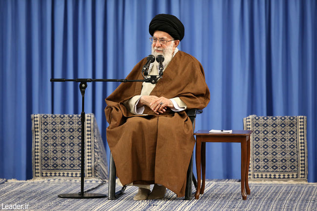 Ayatollah Khamenei meets with participants in a congress on the role of Shi’a School in development