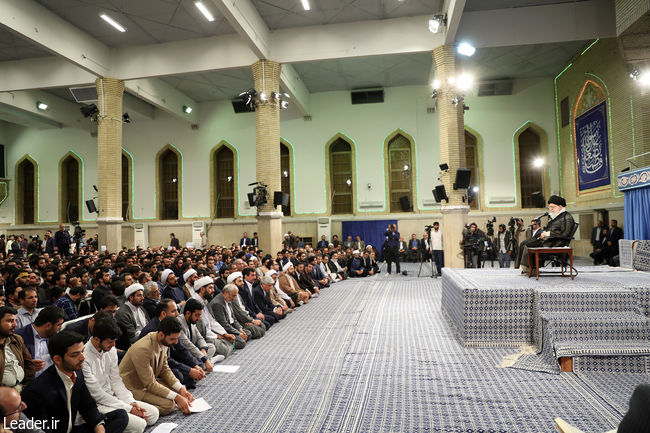 Ayatollah Khamenei receives hundreds of university students