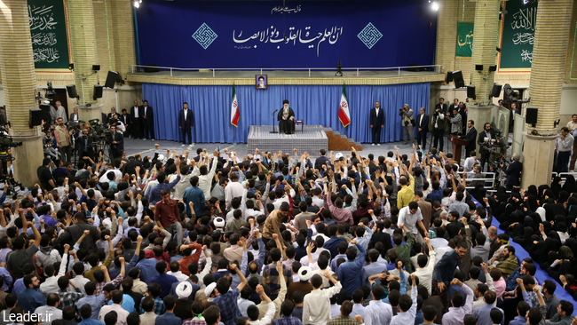 Ayatollah Khamenei receives Iranian students and representatives of unions.