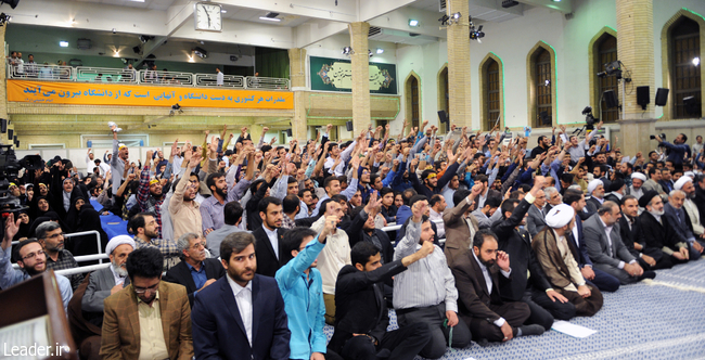 Ayatollah Khamenei receives Iranian students and representatives of unions.