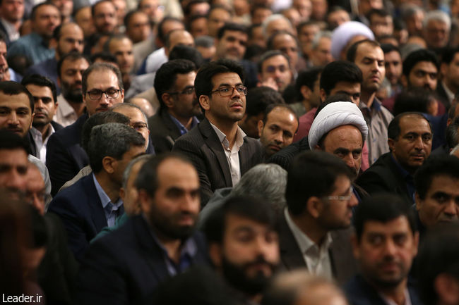 Ayatollah Khamenei meets with professors and researchers from universities